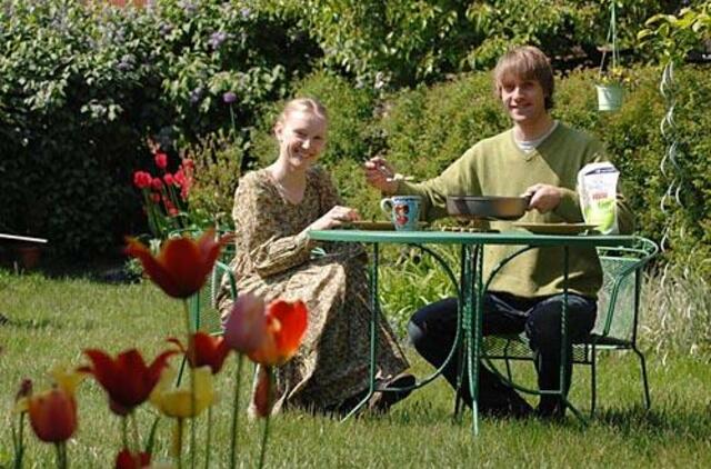 Einantys smėlyje paliktais pėdsakais