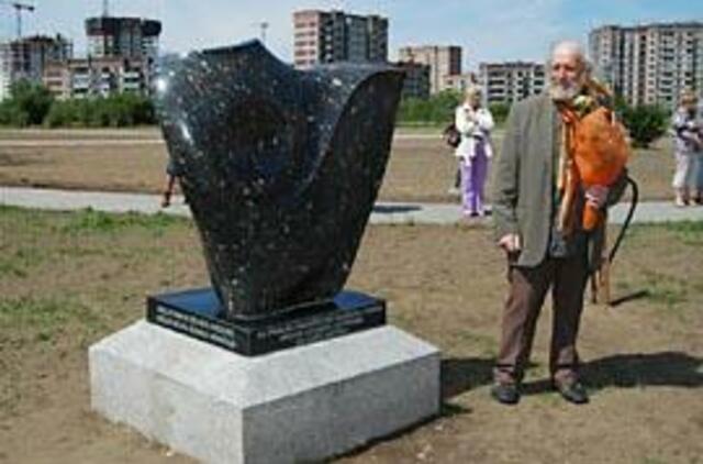 Dingęs antkapis atsirado po Sąjūdžio paminklu