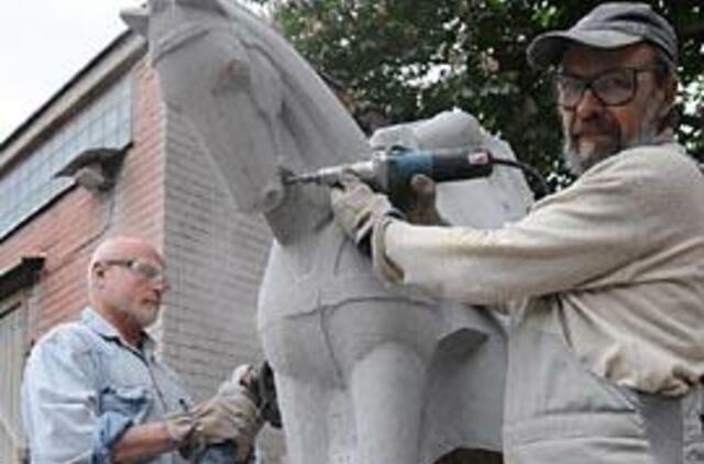 Tūkstantmečio paminklo žirgas laukia raitelio