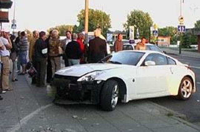 Automobiliu - per žmones į sieną