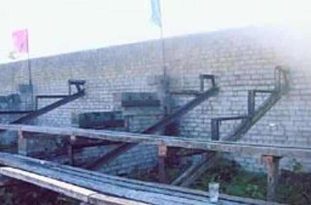 Varžybas žiūrim sėdėdami ant žemės