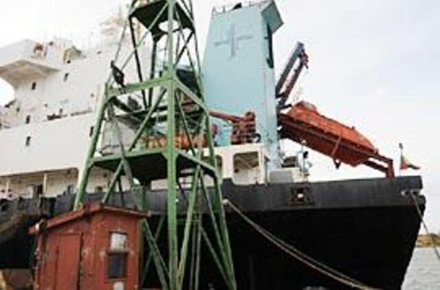 Lietuvos vėliava pasaulinio laivyno fone 