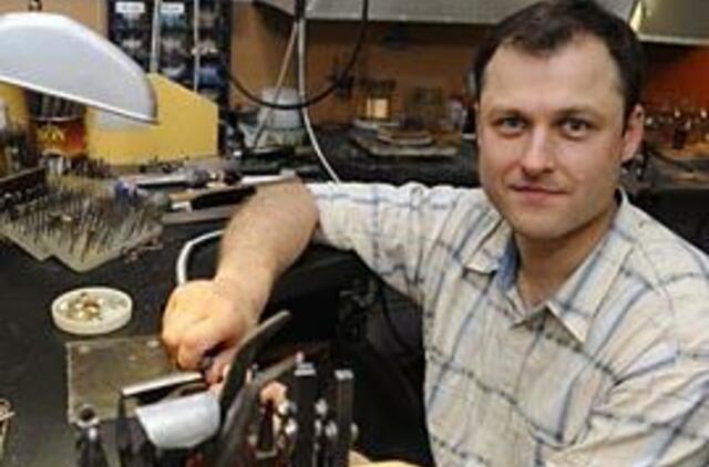 Juvelyro pasaka apie saulės bučinį ir alavinius kareivėlius