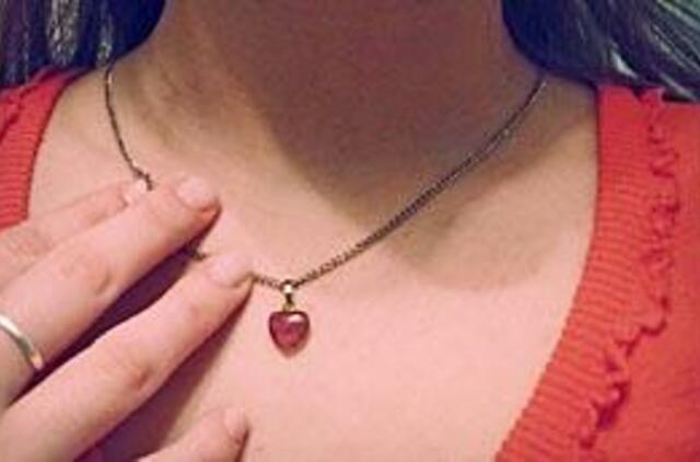 Plėšikai nusitaikė į moterų auksą