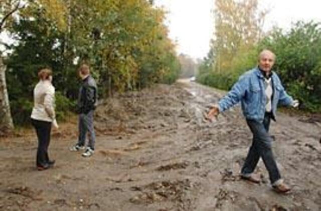 Kasė tvenkinį - užkasė kelią