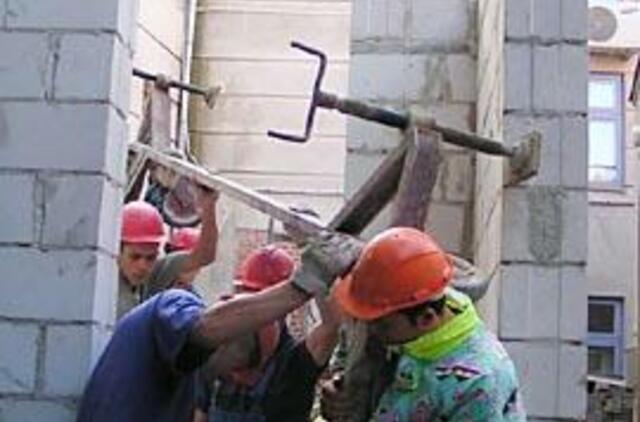 Darbdaviai taupo saugumo sąskaita