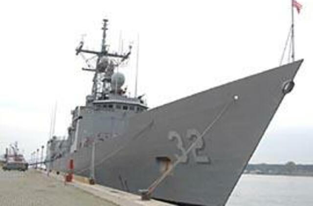 Amerikiečių karo jūrininkai tvarko Lietuvos paplūdimį