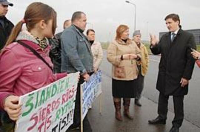 Vyriausybę pasitiko su plakatais