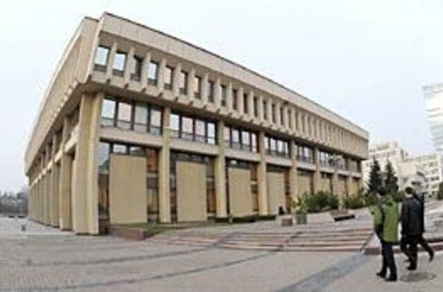 Parlamentarai taupyti neišmoko