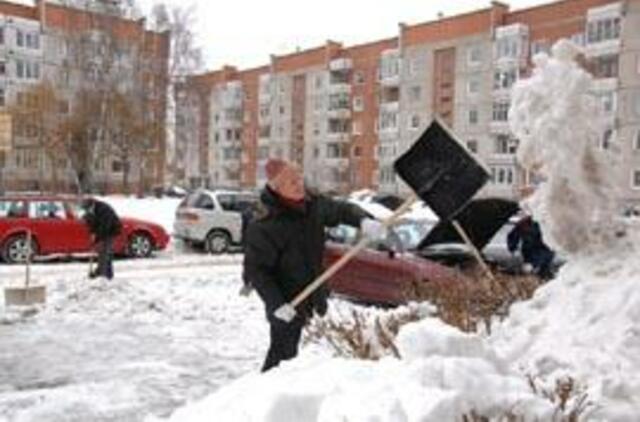 Daugiabučių gyventojai kibo į sniegą 