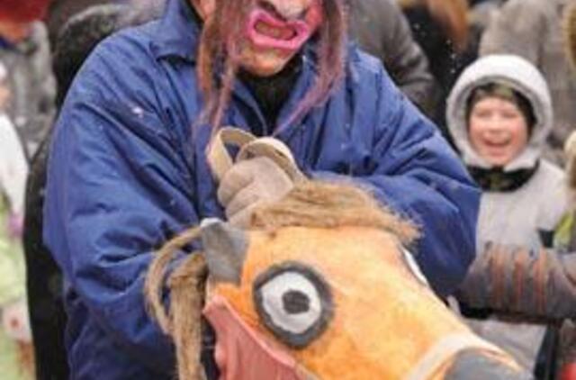 Laikas vyti žiemą iš kiemo 