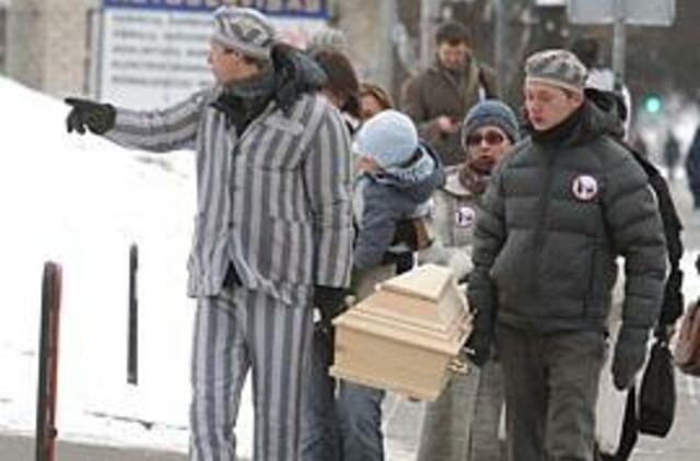 Mamos duos valstybę į teismą