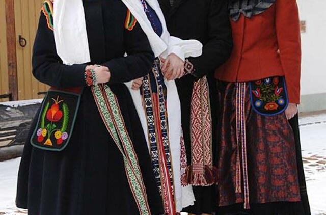 Nepriklausomybės 20-metis su tautiniu kostiumu