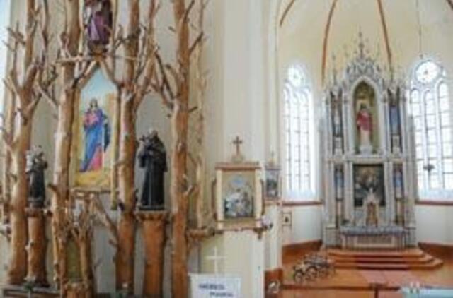 Girdiškės bažnyčios šventieji įsikūrė tarp šakų