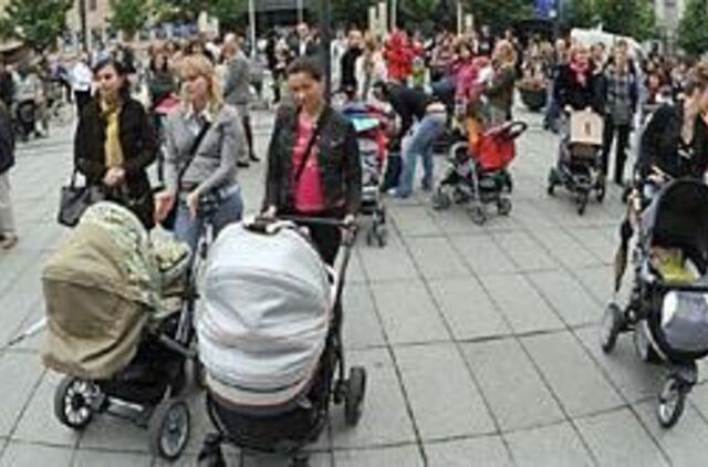 Tarp motinystės ir darbo - valdžios barjerai