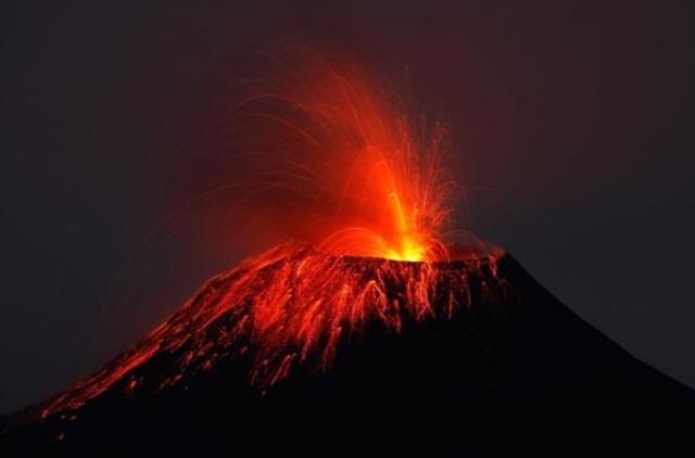Ekvadore išsiveržus ugnikalniui evakuoti gyventojai