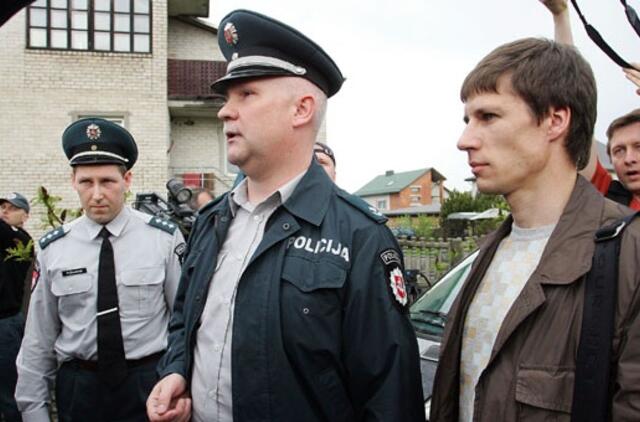 Prašoma išaiškinti, kaip vykdyti nutartį dėl D. Kedžio dukros grąžinimo motinai