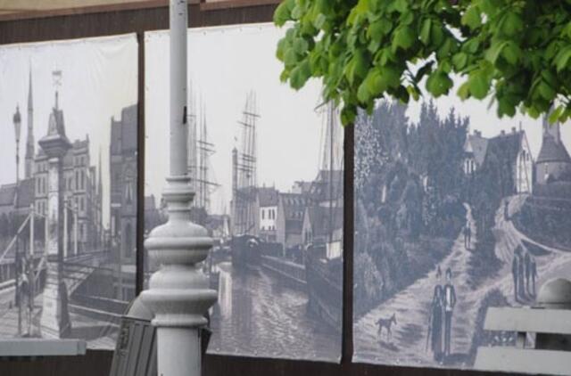 Teatro aikštės tvorą puošia fotografijomis