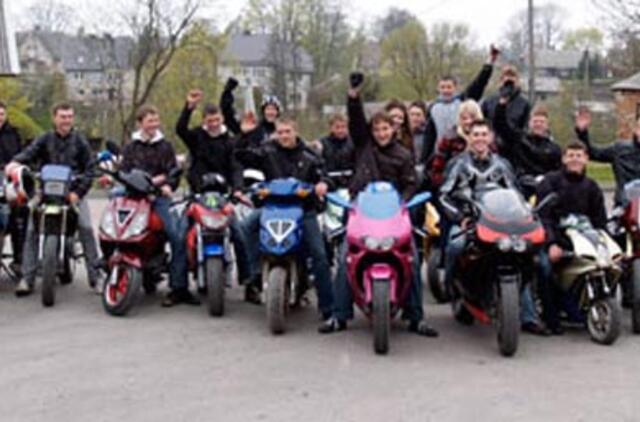 Neformalus motorolerininkų klubas atidarė sezoną