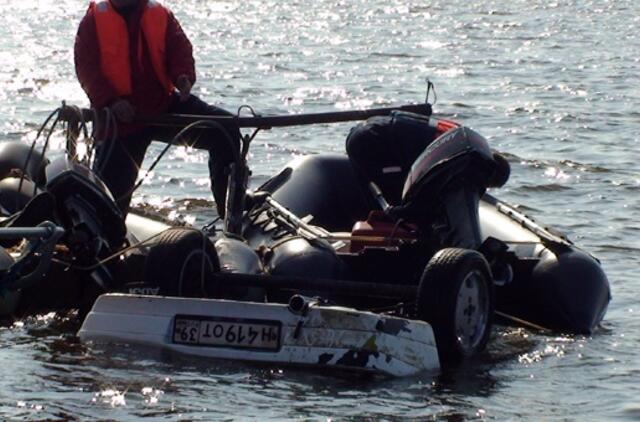 Iš Kuršių marių ištrauktas nuskendęs rusų automobilis
