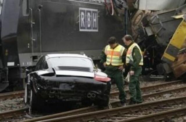 Traukinio avarijoje dužo dešimtys naujų "Porsche“ modelių