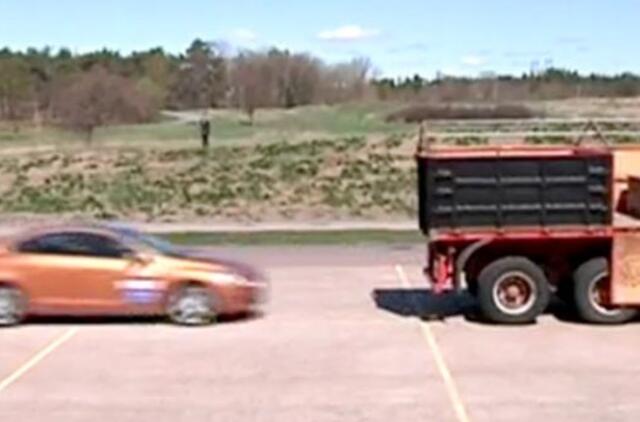 "Volvo S60“ dužo per saugumo sistemų pristatymą (video)