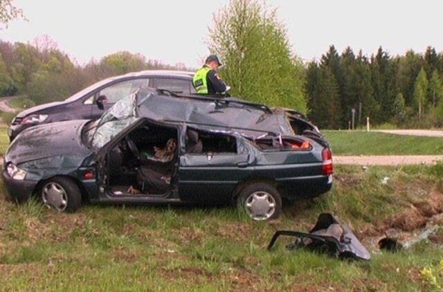 Lapių kelyje fordas susiplojo stogą