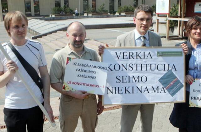 Protestuotojai prie Seimo klausė, kodėl nebaudžiama už Konstitucijos pažeidimus