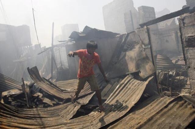 Gaisras lūšnyne Maniloje be namų paliko 4 tūkst. šeimų