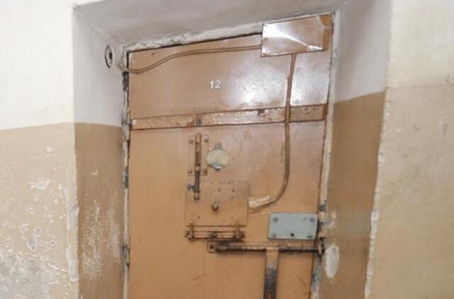 Skutimosi peiliukas - raktas nuo kameros durų