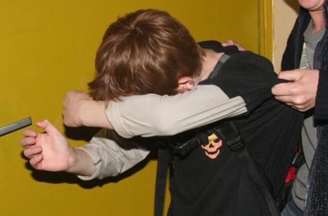 Gargžduose bendramokslis stipriai sumušė paauglį