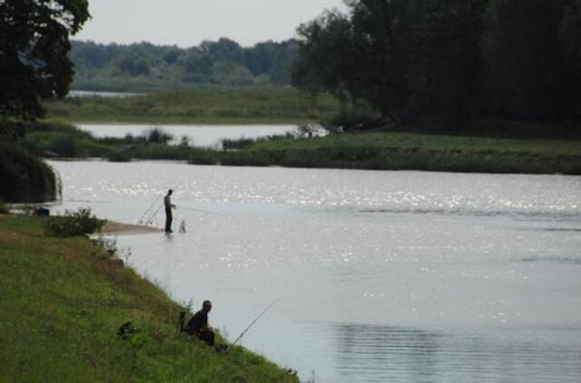 Žvejai tvarkys prišiukšlintas pamario upių pakrantes