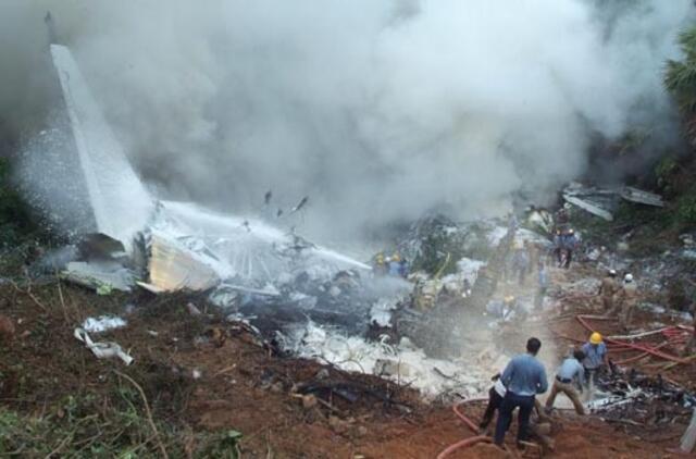 Indijoje nukrito keleivinis lėktuvas, žuvo 159 žmonės, septyni keleiviai išgyveno (papildyta)