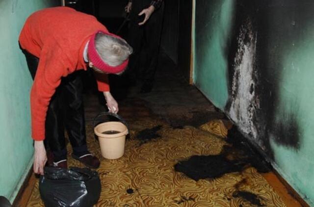 Bendrabutį ant kojų sukėlė degantys kilimėliai