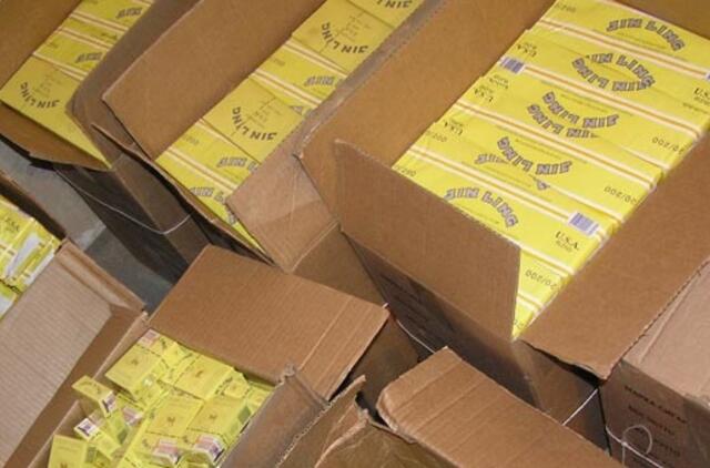 Kretingos autobusų parko aikštelėje - kontrabandinių cigarečių dalybos