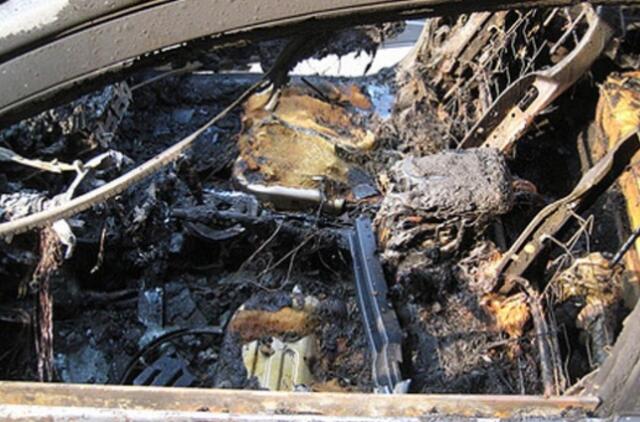 Sudegusiame automobilyje rastas lavonas