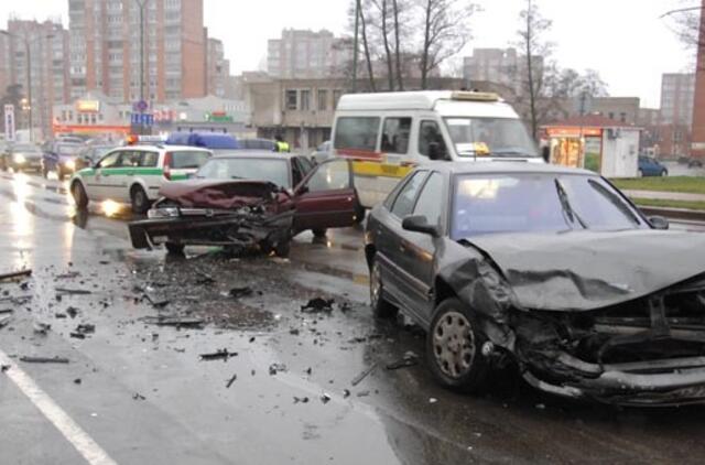 Avarijų priežastys – greičio viršijimas ir saugaus atstumo nesilaikymas