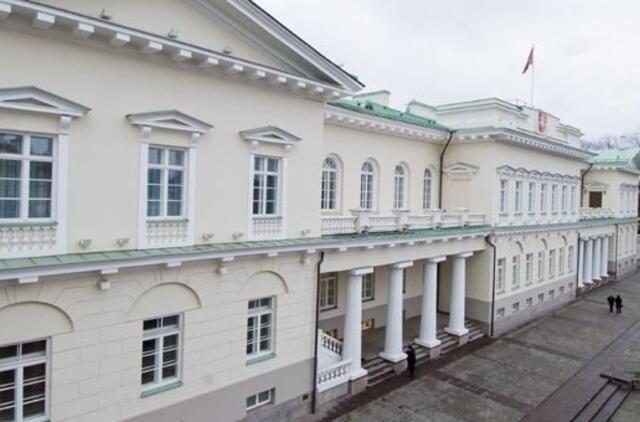 Suomis gamtinius reikalus atliko prie Prezidentūros pastato