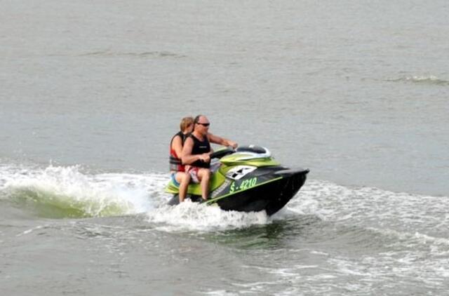 Kuršių mariose apsivertė vandens motociklas