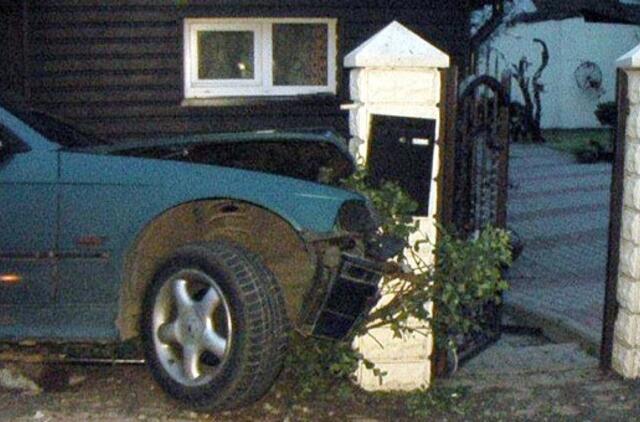 Molo gatvės tvora BMW traukia lyg magnetas