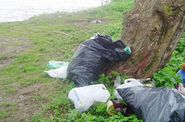 Rusnėje kyla šiukšlių kalnai