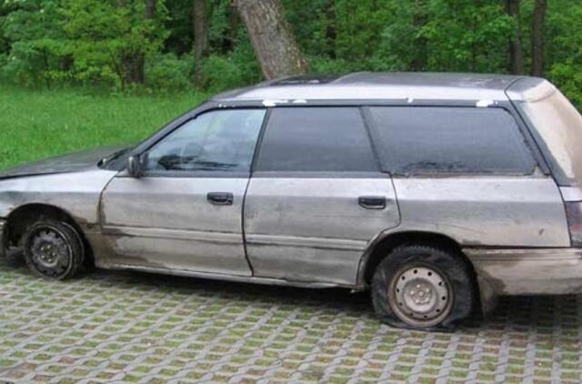 Sprukęs vairuotojas mėgino padegti automobilį