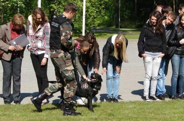 Uostamiesčio pasieniečius aplankė būrys Klaipėdos ir Kretingos moksleivių