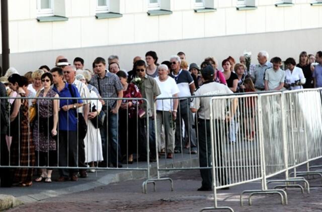 Antradienį su prezidentu Algirdu Brazausku atsisveikino apie 2 tūkst. žmonių