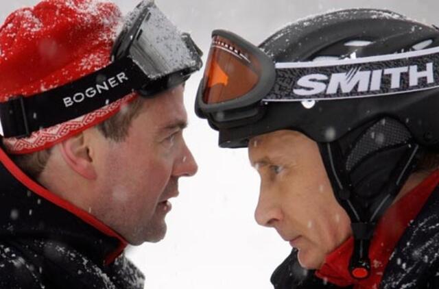 Apklausa: D. Medvedevas mažiau priklausomas nuo V. Putino