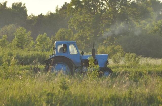 Apvirtęs traktorius mirtinai prispaudė vyrą