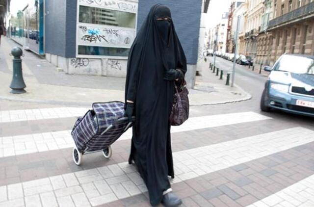 Barselonos moterims uždrausta dėvėti veidą dengiančias musulmoniškas skraistes