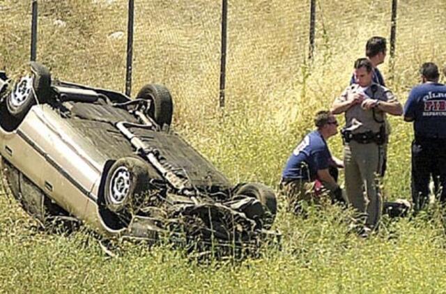 Belaukdamas gelbėtojų vairuotojas gėrė apsivertusioje mašinoje