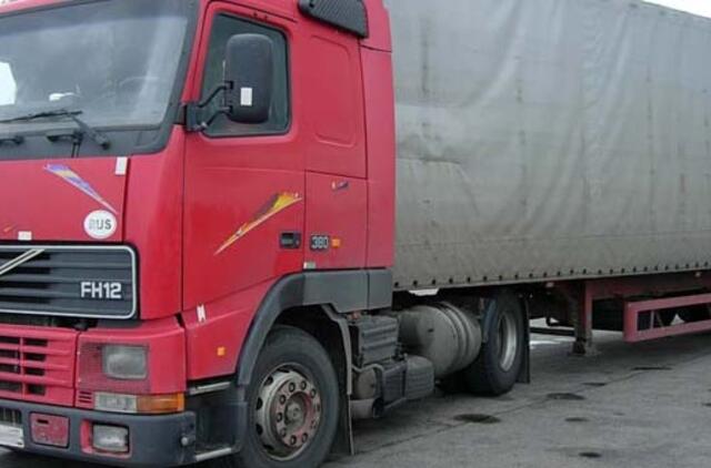 Degalinėje "užmirštas" vilkikas su 3 mln. litų vertės nelegaliais rūkalais