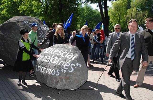 Ekspertai: didesni mokesčiai biudžeto neišgelbės